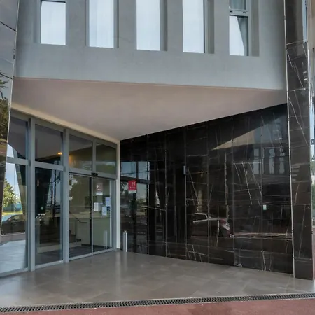 Ξενοδοχείο με διαμερίσματα Nemea Arenas Aeroport 4*